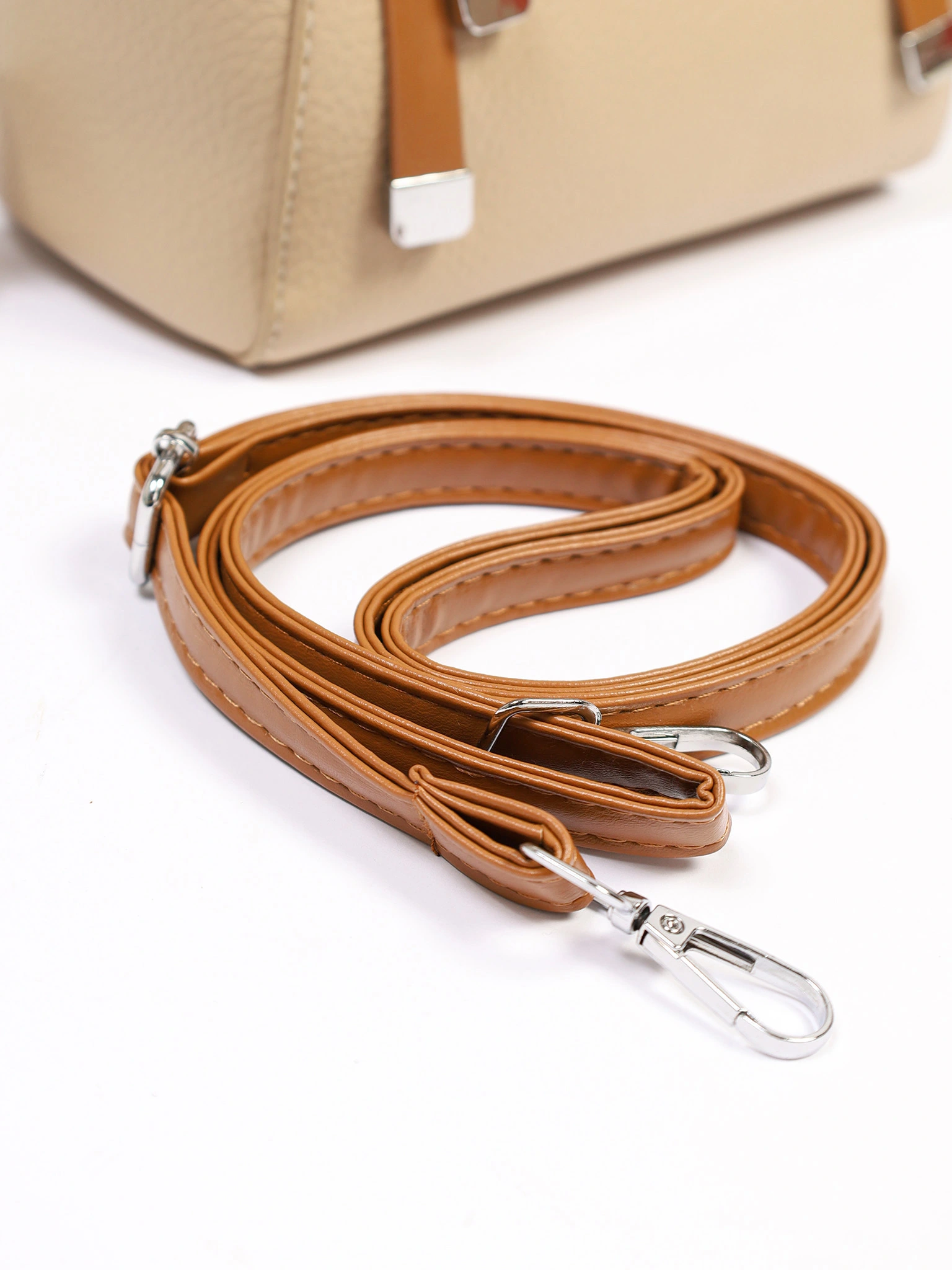 Сумка-тоут маленькая с декоративными ремешками в ассортименте